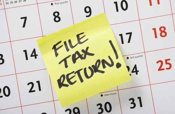 sticky note on calendar reminder for small business taxes
